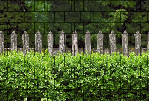 zaunzu Sichtschutzstreifen Holzzaun & Buxus - 2,5m x 1,8m, Fotodruck für Doppelstabgitter - Hochwertige Sichtschutzstreifen mit fotorealistischem Holzzaun & Buxus Motiv. Ideal für Doppelstabmatten, pflegeleicht und wetterfest. Schaffen Sie eine stilvolle Privatsphäre in Ihrem Garten.