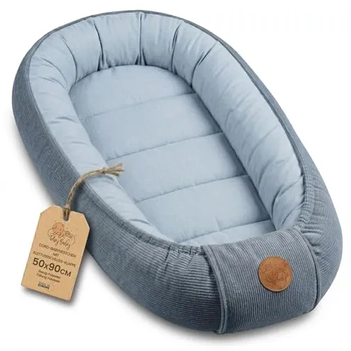 Babynest Cordstoff - Tragbares Kuschelnest für Neugeborene - Vielseitiges Babynest für Babybetten und Unterwegs. Hergestellt aus hochwertigem, atmungsaktivem Boucle Stoff, bietet es eine sichere und gemütliche Schlafumgebung für Ihr Baby. Pflegeleicht und in modernen Farben erhältlich.