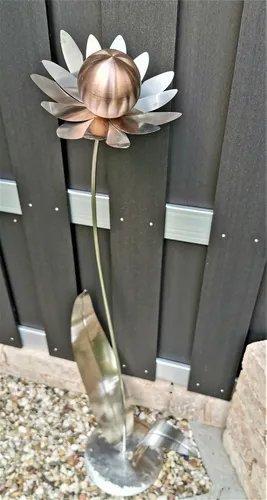 Skulptur Blume Palermo aus Edelstahl in golden rose matt - 120 cm Gartendeko - Wetterfeste Deko-Skulptur aus Edelstahl für Innen- und Außenbereiche. Mit elegantem, glattem Finish und modernem Blumenmotiv setzt sie stilvolle Akzente in Ihrem Garten oder auf dem Balkon.