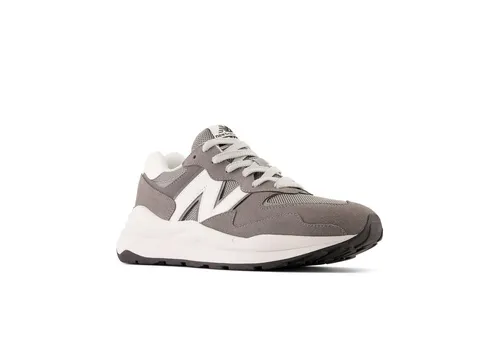 New Balance Sneaker 5740 für Damen in Gr. 41,5 – Castlerock - Stylische Damen Sneaker von New Balance in elegantem Castlerock. Ideal für sportlich-schicke Looks, mit atmungsaktivem Leder-Obermaterial und individuell anpassbarer Schnürung.