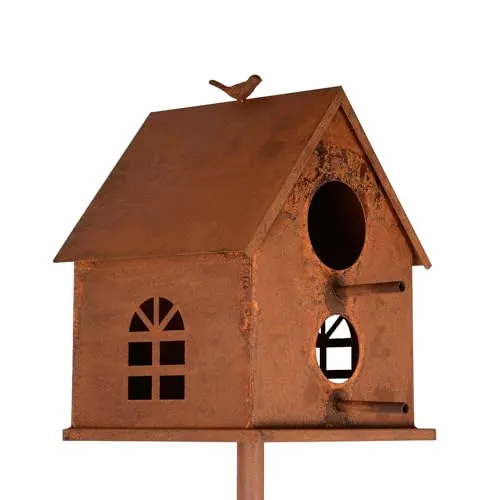 UNUS Vogelhaus mit Stab Metall Rost 126 cm - Nistkästen: Wetterfestes, dekoratives Vogelhaus aus Metall in warmem Rostton, ideal als Blickfang und Rastplatz für Vögel im Garten oder auf der Terrasse.