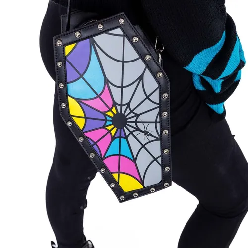 Heartless Schultertasche Shard Coffin Bag – Schwarze Sargform - Die Heartless Schultertasche in Sargform ist der perfekte Begleiter für einen einzigartigen Style. Aus robustem Material gefertigt, bietet sie viel Platz und trägt sich dank des verstellbaren Gurts bequem.