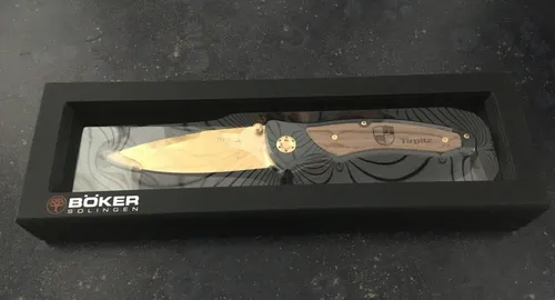 Böker Tirpitz-Damast Gold 22.9 – Exklusives Taschenmesser - Taschenmesser mit einzigartiger Damastklinge und 24-karätiger Goldbeschichtung, inklusive individueller Seriennummer und Echtheitszertifikat für Sammler.