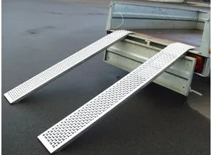HP Autozubehör 11274 Gerade Auffahrrampe – 400kg Aluminium - Auffahr- & Gitterrampen für sicheres Verladen von Motorrädern und Baumaschinen, mit rutschhemmender, gelochter Lauffläche für optimale Stabilität.