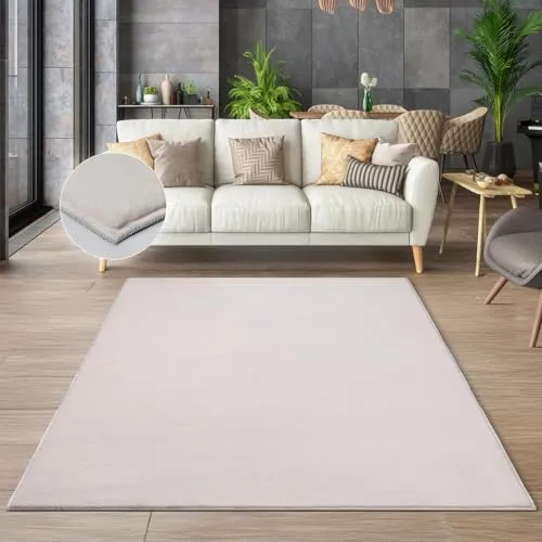 the carpet Cosy – Kuscheliger Fellteppich in Beige, 140 x 200 cm - Kuscheliger Kurzflor-Teppich in eleganter Felloptik – pflegeleicht, waschbar und ideal für jeden Raum. Verleiht Ihrem Zuhause eine gemütliche Atmosphäre und ist perfekt für stark frequentierte Bereiche.