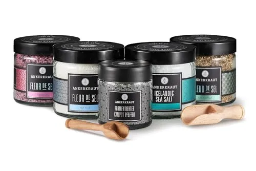 Ankerkraut Gourmet-Set mit Fleur de Sel und fermentiertem Pfeffer - Entdecke unser Gourmet-Set mit knusprigen Meersalzflocken, edlem fermentierten Pfeffer und einer Auswahl an Fleur de Sel Tiegeln. Das perfekte Geschenk für Feinschmecker – inklusive zwei stilvollen Holzlöffeln!