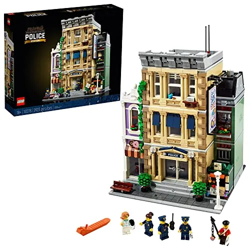 LEGO Polizeistation 10278 - Detailliertes Modell für Erwachsene - Erleben Sie die LEGO Polizeistation 10278 mit 2.923 Teilen und 5 Minifiguren. Ideal für kreative Projekte, bietet dieser Bausatz zahlreiche Überraschungen und stilvolle Details für stundenlangen Spaß.