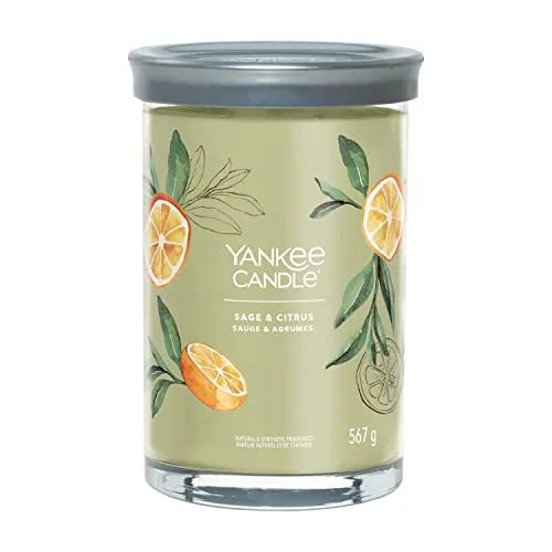Sage & Citrus Signature Large Tumbler 567g 2-Docht - Kerze mit 2 Dochten für gleichmäßiges Brennen, vereint entspannende Kräuter und spritzige Zitrusnoten für eine belebende Atmosphäre.