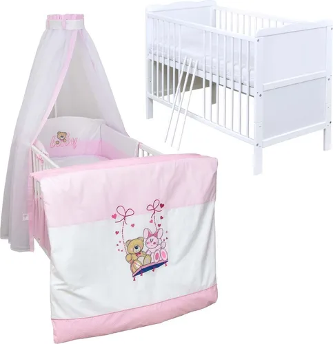 Baby-Delux Babybett Komplettbett Jack 140x70 Weiß Kiefernholz inkl. 10-tlg Set. Matratze, Bettwäsche Set, Beißschienen & Stickerei- Schaukelfreunde