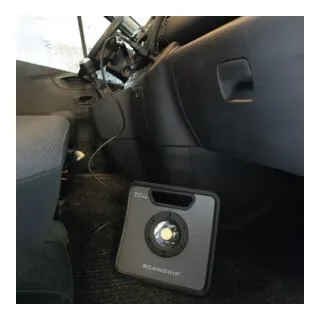 SCANGRIP KFZ-Ladekabel für NOVA und VEGA C+R - Materialständer für mobile Nutzung, ermöglicht das Aufladen Ihrer NOVA oder VEGA C+R direkt über den Zigarettenanzünder.