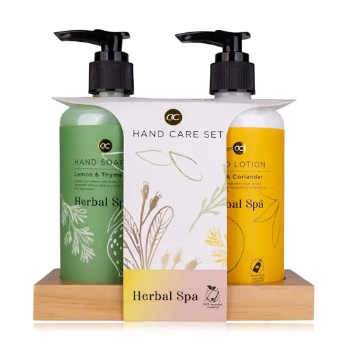 Accentra Handpflegeset HERBAL SPA auf einer Holzablage, 290ml Handseife und 290ml Handlotion, Verpackung (Papier) und Flaschen aus recyceltem Material - wiederbefüllbar