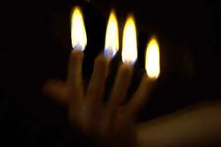 Magie Professionnelle Flamme an den Fingerspitzen von Magie Professionnelle