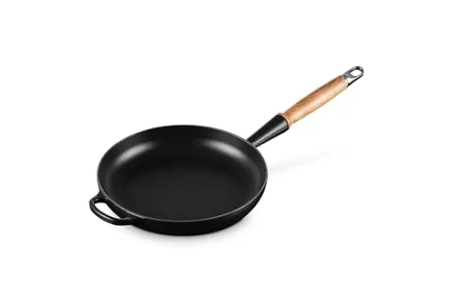 LE CREUSET Bratpfanne 28cm Schwarz - Emailliertes Gusseisen - Pfanne aus emailliertem Gusseisen, ideal für alle Kochfelder, inklusive Induktion. Hervorragende Wärmespeicherung und bis zu 30 Jahre Garantie für langlebigen Kochgenuss.