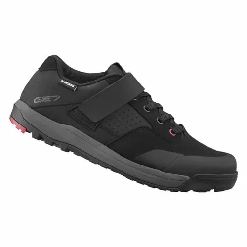 Shimano GE700 black (L01) 39 - Mountainbikeschuhe für Herren mit SHIMANO ULTREAD GE Gummimischung für beste Kontrolle und Stabilität. Die TORBAL 2.0 Zwischensohle sorgt für Flexibilität in Abfahrten und bietet zusätzlichen Komfort durch stoßabsorbierenden EVA-Schaum.