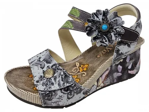 Laura Vita Damen Keilsandale Barry 324, Mehrfarbig mit Blumenapplikation - Wanderschuhe mit 7 cm Keilabsatz und rutschfester Sohle. Die elegante Sandalette aus Leder bietet dank Klettverschluss und weichem Fußbett optimalen Komfort für lange Tage.