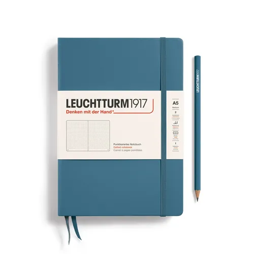 LEUCHTTURM1917 Notizbuch Medium A5 - Stone Blue - Notizbuch Medium (A5) mit 251 nummerierten Seiten, ideal für kreative Ideen und Organisation. Perfekt für die Handschrift und zum Kopieren auf DIN-A4. Inklusive Tasche und Aufkleber für die Archivierung.