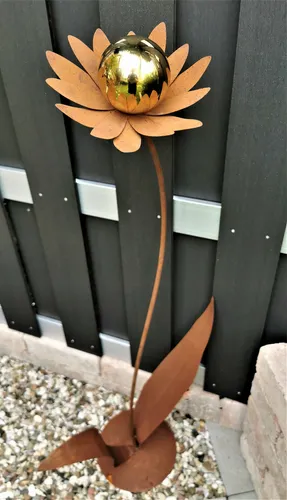Skulptur Blume Palermo Corten Kugel gold poliert 120 cm - Wetterfeste Gartendekoration in Form einer 120 cm hohen Blume. Ideal für Balkon und Garten, verleiht Ihrem Außenbereich modernen Charme.
