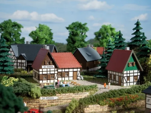 Auhagen 14457 N Gasthaus zur Schmiede - Detailreicher Bausatz für eine Dorfschänke mit Biergarten, ideal für die Gestaltung von Modelleisenbahnanlagen und Dioramen.