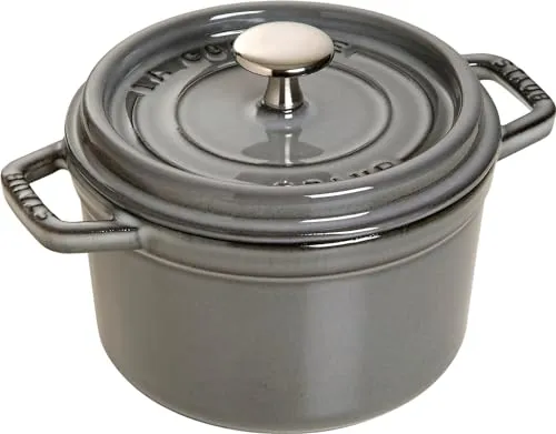 STAUB Gusseisen Bräter/Cocotte 16 cm - Runder Bräter mit 1,2 L Volumen, ideal für alle Herdarten und Backofen. Die Aromaregen-Funktion sorgt für optimale Befeuchtung und saftige Speisen.