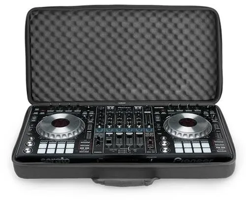 UDG Controller Hardcase 2XL MK2 - Robustes Case für DJ-Controller, wasserabweisend und mit EVA Schaumstoffpolsterung für optimalen Schutz. Ideal für Pioneer DDJ-RZ und DDJ-SZ/SZ2.