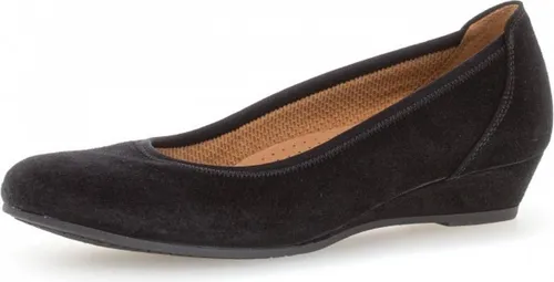 Gabor 02-690 Damen Keil Pumps Schwarz - Elegante Pumps in Comfortweite G aus hochwertigem Veloursleder mit 3 cm Keilabsatz. Ideal für jeden Anlass und bietet höchsten Tragekomfort dank der gepolsterten Lederdecksohle.