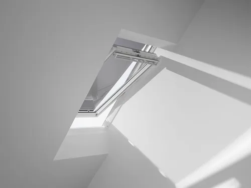 Velux Hitzeschutz-Markise mit Haltekrallen Schwarz - Fenster-Zubehör für effektiven Hitzeschutz, stoppt Sonnenstrahlen vor dem Fenster und sorgt für angenehme Helligkeit und ungestörten Ausblick.