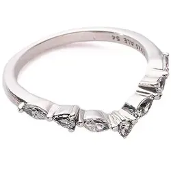 PANDORA Timeless Wishbone Ring mit Cubic Zirkonia - Eleganter Damenring aus Sterling-Silber mit funkelnden Cubic Zirkonia, ideal für stilvolle Kombinationen und zeitlose Eleganz.