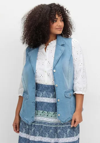 sheego Jeansweste 126840_54 - Modische Jeans-Weste mit weicher Haptik und dezenter Waschung. Die leicht taillierte Form und der Reverskragen sorgen für einen stilvollen Look, ideal für vielfältige Outfits.