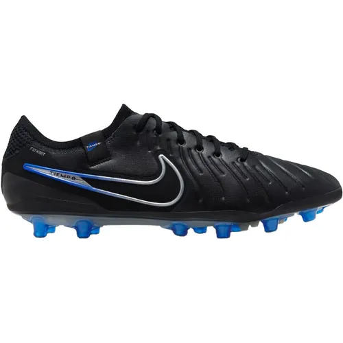 Nike Tiempo Legend 10 Elite AG - Schwarz - Elite-Fußballschuhe für Kunstrasen, ausgestattet mit FlyTouch Plus-Leder für perfekten Tragekomfort und optimalen Grip bei allen Wetterbedingungen. Ideal für präzise Spielzüge und schnelle Bewegungen.