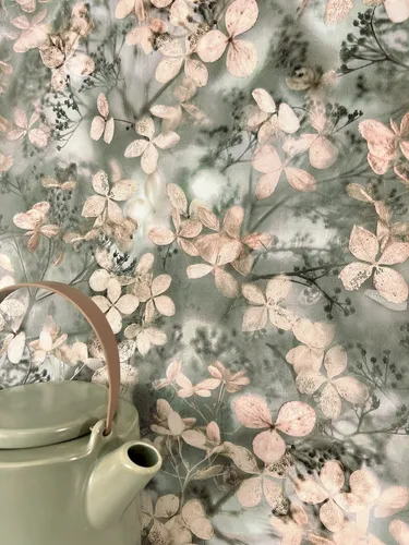 Newroom Vliestapete - Floral Blätter in Murimi Rose - Hochwertige Vliestapete mit romantischem Blumen-Design, ideal für Wohnzimmer, Schlafzimmer oder Küche. Wasser- und dampfbeständig, restlos trocken abziehbar und dimensionsstabil.