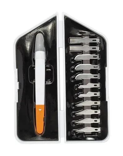 Fiskars Präzisions-Bastelmesser Set, 13-teilig - Cuttermesser-Set mit 12 hochwertigen Klingen für präzises Schneiden von Papier, Plastik und Stoff. Ergonomischer Griff für optimale Kontrolle und Sicherheit beim Basteln.