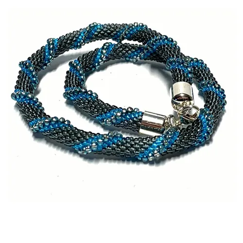 Häkelkette Blau/Grau mit 925 Silberverschluss – Handarbeit - Elegante Halskette in stilvollem Blau und Grau, gefertigt aus hochwertigem Sterlingsilber (925). Ideal für besondere Anlässe oder den täglichen Gebrauch.