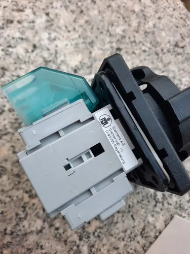 Siemens Not-Aus-Schalter 3LD2103-1TL51 25A 400V - Druckschalter, 4-polig mit IP65 Schutzart für sichere Abschaltung in industriellen Anwendungen, ideal für Drehstrommotoren und Anlagen in der Lebensmittelindustrie.