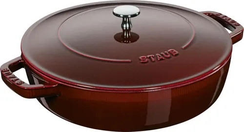 STAUB Gusseisen Bräter 28 cm, Grenadine Rot - Pfanne mit Chistera Tropfenstruktur für optimale Befeuchtung und Aromaregen, ideal zum Anbraten und langsamen Garen auf allen Herdarten, einschließlich Induktion.