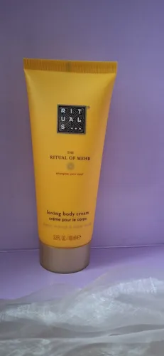 Rituals of Mehr Körpercreme, 100 ml - Energetisierende Pflege - Bodycremes mit süßer Orange und Zederholz für belebende Energie und ganzheitliche Beruhigung. Ideal für tägliche Anwendung zur Hautpflege und Stimmungsaufhellung.