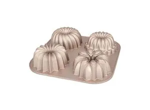 Birkmann Gugelhupfform Contoura, Gold, quadratisch - Backformen: Quadratische, antihaftbeschichtete Gugelhupfform aus Metall in eleganter Gold-Optik für müheloses Backen.