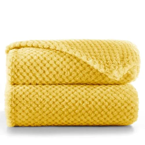 Wohndecke Henry Microfaser Fleece – Kuschelige Tagesdecke im skandinavischen Stil - Die Wohndecke Henry ist vielseitig einsetzbar und ideal für drinnen und draußen. Leicht und in vielen Farben erhältlich, ergänzt sie jede Einrichtung und sorgt für Gemütlichkeit auf Balkon oder Sofa.