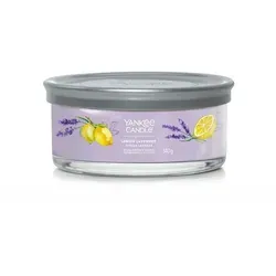 Lemon Lavender Signature Multiwick Tumbler 340g - Kerzen mit 5 Dochten für ein intensives Dufterlebnis. Der entspannende Duft von französischem Lavendel kombiniert mit spritzigen Limonen schafft eine einladende Atmosphäre in Ihrem Zuhause.