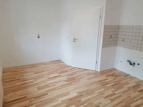 HPFloor Esche Hellbraun 10mm Parkett Schiffsboden 3,60 m² - Hochwertiger Massivholz-Parkettboden aus europäischer Esche. Langlebig und pflegeleicht, ideal für moderne und traditionelle Räume. Mit praktischem Klick-System für einfache Verlegung.