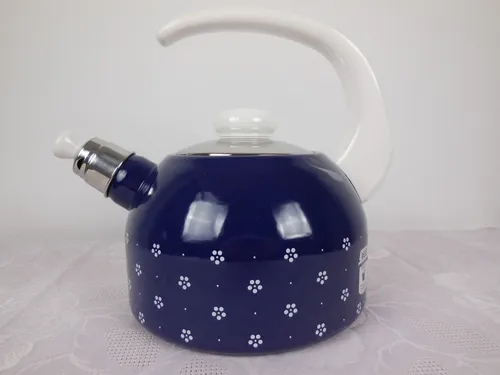 Riess Flötenkessel Wasserkocher 2l - Blümchenblau - Wasserkocher aus hochwertiger Emaille, ideal für Teeliebhaber, mit einer Kapazität von 2l und einem charmanten blümchenblauen Design, hergestellt in Österreich.