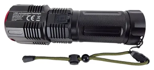 Einkaufszauber LED Taschenlampe 2500 Lumen – Superstarke Profi-Taschenlampe - Die handliche Taschenlampe mit 2500 Lumen Lichtstärke und 500m Leuchtweite ist ideal für nächtliche Abenteuer. Sie überzeugt mit 3 Modi, IP68 Wasserdichtigkeit und robustem Design. Immer gut beleuchtet unterwegs!