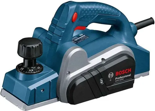 Bosch Professional GHO 6500 Hobel 650W - Hobel mit leistungsstarkem 650-W-Motor für schnelle Planung und optimiertem Luftstrom zum effizienten Auswerfen von Holzspänen.