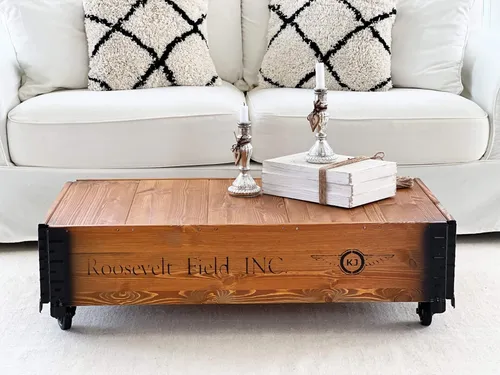 Massiver Vintage Couchtisch mit Rollen - Tische & Stehtische, eleganter Couchtisch aus massivem Holz im Retro-Stil, ideal für jedes Wohnzimmer, mit praktischen Rollen für einfache Mobilität.