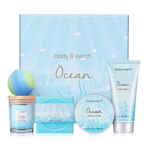 BODY & EARTH Geschenkbox für Frauen - 5tlg. Ozeanduft Geschenkset mit Duftkerze, Körperbutter, Handcreme, Badebombe, Badeset Geschenk für Freundin, Mama, Mädchen, Weihnachtsgeschenke