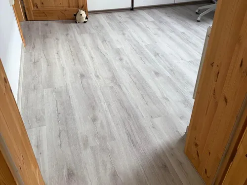 BASICfloor Klickvinyl Eiche rustikal Weißgrau 5 mm - Der BASICfloor Klickvinyl Eiche rustikal Weißgrau überzeugt mit einer starken 5 mm Dicke und einfacher Klick-Verbindung. Ideal für Feuchträume, bietet er eine hohe Abriebfestigkeit und angenehme Trittschalldämmung für ein harmonisches Wohngefühl.