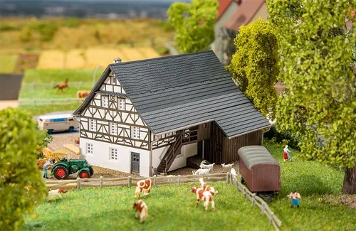 Faller 232190 N Bausatz Bauernhaus - Gebäude Bausatz im Maßstab 1:160, ideal für Spur N Modelleisenbahnen. Detailgetreues Standmodell aus der Epoche I (1835 - 1920), perfekt für Ihre Landschaftsgestaltung.