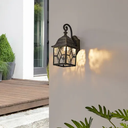 Lindby Wandleuchte Purnima - Stilvolle Laternen-Optik - Lampen mit markanter Laternen-Optik aus Metall und Glas, ideal für stimmungsvolle Beleuchtung, E27-Leuchtmittel kompatibel.