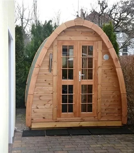 Saunakabine aus Holz für 6 Personen – Wellness zu Hause - Kompakte Holzsauna mit Platz für 6 Personen. Ideal für entspannende Stunden im Freien. Mit elektrischer Heizung für komfortable Nutzung. Maße: 4 x 2,4 x 2,6 m. Hochwertiges Kiefernholz sorgt für eine angenehme Atmosphäre.