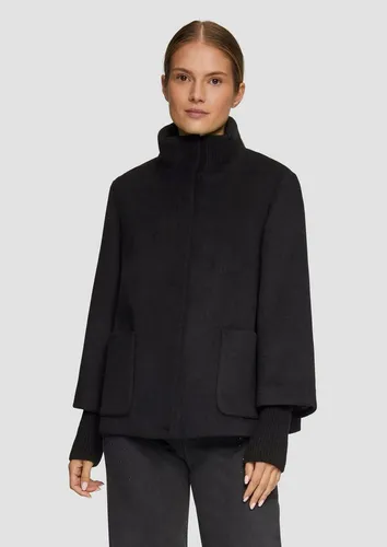 s.Oliver Jacke aus Wollmix mit Rippbündchen - Hochwertige Wollmix-Jacke im Relaxed Fit mit Stehkragen und Druckknopfverschluss. Ideal für Beruf und Freizeit, bietet sie Komfort und Stil mit praktischen Rippbündchen und aufgesetzten Taschen.