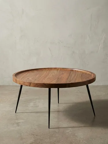 Design Couchtisch WL5.678 aus Sheesham Massivholz - Stylischer Couchtisch im Industrial-Stil mit runder Tischplatte aus handgefertigtem Sheesham Holz. Robuste Metallbeine garantieren Stabilität und machen ihn zum perfekten Highlight in Ihrem Wohnzimmer.